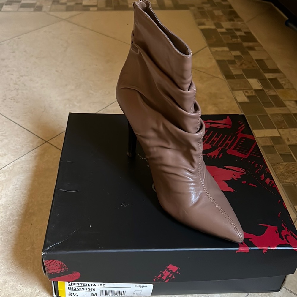 Carlos Santana booties size 8.5